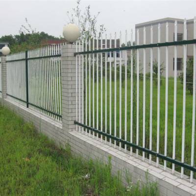 鋅鋼護(hù)欄的應(yīng)用與優(yōu)勢(shì) 從新農(nóng)村到市政建設(shè)的多功能防護(hù)設(shè)施