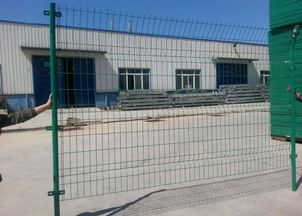 雙邊絲護欄網(wǎng)報價與廠家選擇指南 鐵藝護欄的市場分析